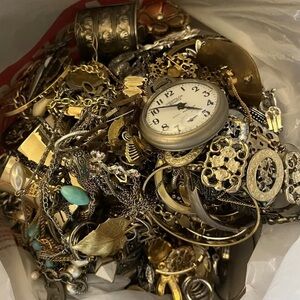2.5 LBS CURATED Vintage jewelry lot-Gold silver Rhinestones, and pearls wearable